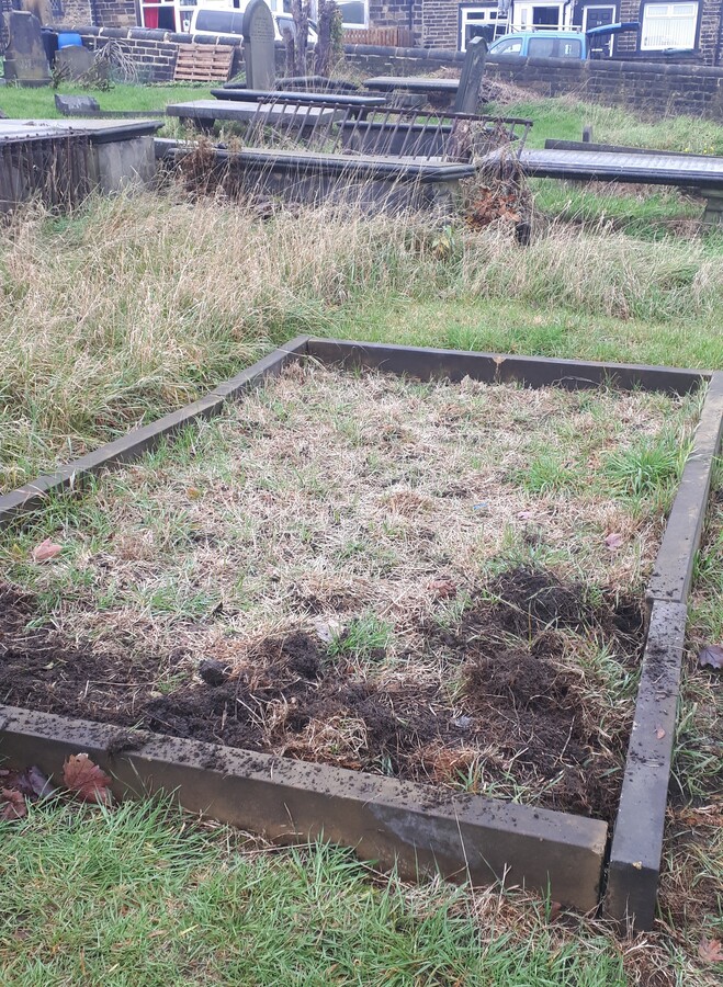 Clearing a Womersley family grave - Nov 2022